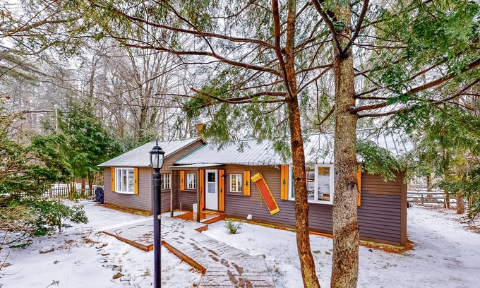 Cranmore Birches Cabina | Renovated 1940s ski cabin w/ pellet stove, patio & AC - walk to Cranmore & town!