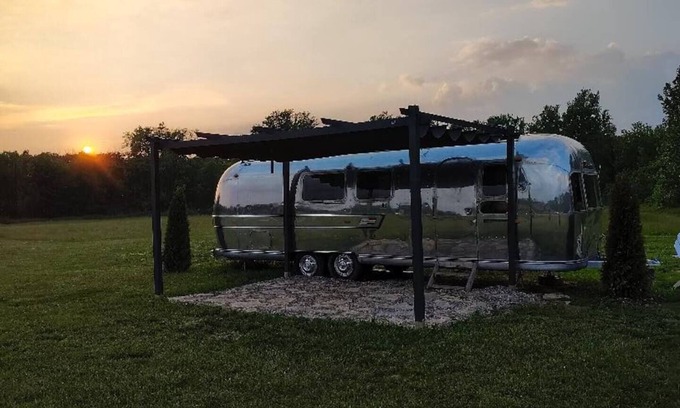 Westville Alquiler De RV | Renovated 1971 Airstream on an 80 acre animal rescue farm in Westville IN