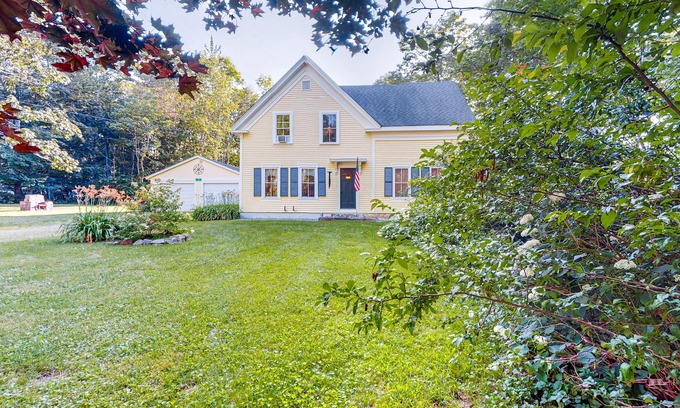Penobscot Otro | Renovated 19th-Century Farmhouse w/ 270 Feet of Waterfront & Sunset Views