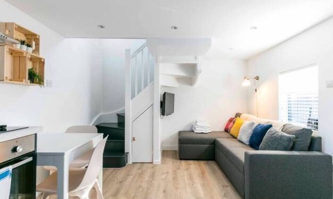 Histon Condominio | Renovated 19th Century Barn with Free Parking