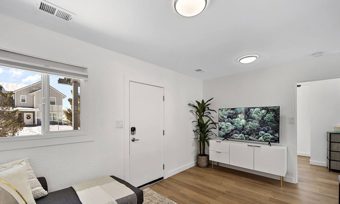 East Old Golden Rd Apartamento | Renovated 2/1 in Golden Close to I-70/Foothills