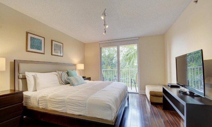 Aventura Apartamento | Renovated 2/2 Unit at Yacht Club/Aventura