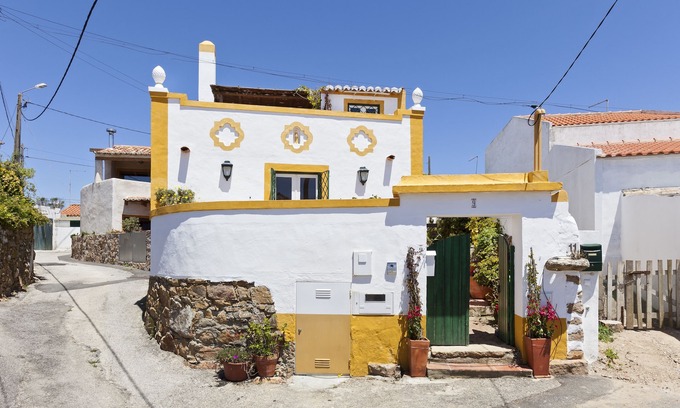 Azoia Cabaña | Reformado 2 dormitorios, 2 baños, terrazas W / vista al mar, en la mayor parte del precioso pueblo de Sintra