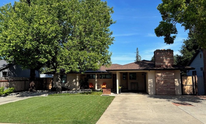 Lodi Casa | Renovated 2 bedroom in a great West End location.