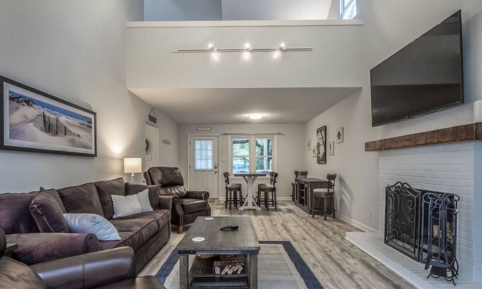 Tarpon Pond Casa | Renovated 2 BR + Loft/2BA Tarpon Pond Cottage! Great Views! Amenity Cards & Pets!