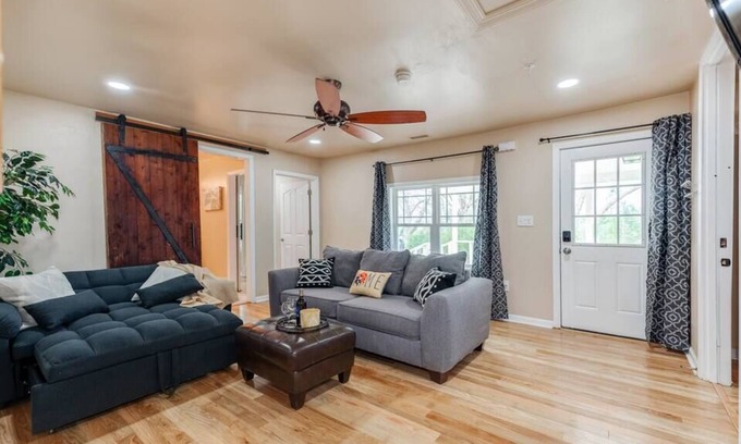 Waxhaw Casa | Renovated (2 for 1) Mellow Yellow near DT Waxhaw