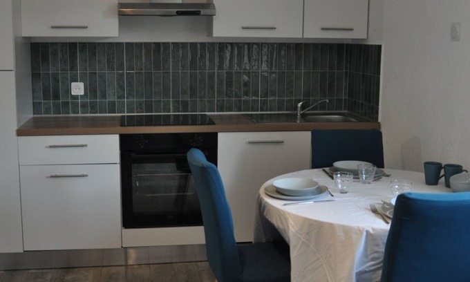 Peloux-Mail Apartamento | Renovated 2-room apartment on first floor near train station