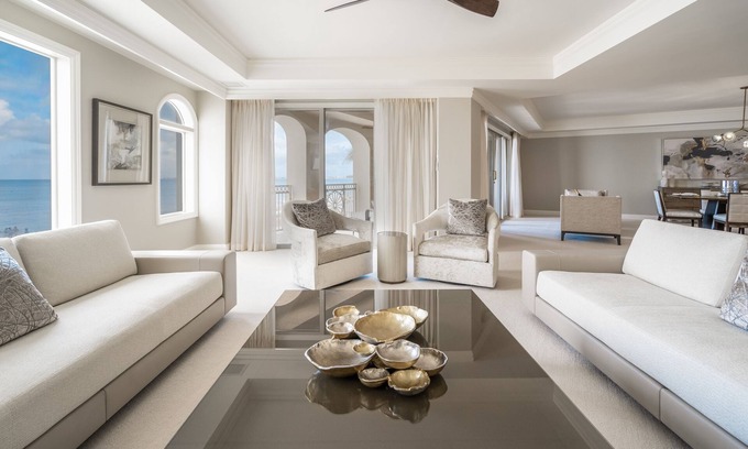 Seven Mile Beach Condominio | Renovated 207 South Oceanfront Residence Located at The Ritz-Carlton
