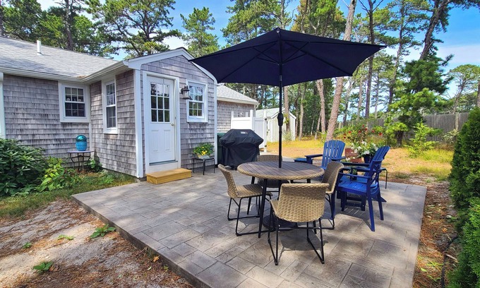 Wellfleet Cabaña | Renovated 2BD Cottage--A/C, 3-Min Bike to Cape Cod Rail Trail, 10-Min Bike to Marconi