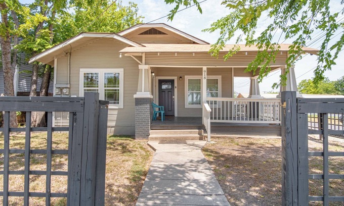 Near East Side Cabaña | Renovated 2br/2ba Near Downtown