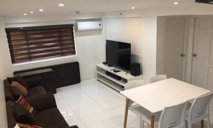 Valencia Apartamento | Renovated 2br 2tb Wifi/Netflix very near Mall QC
