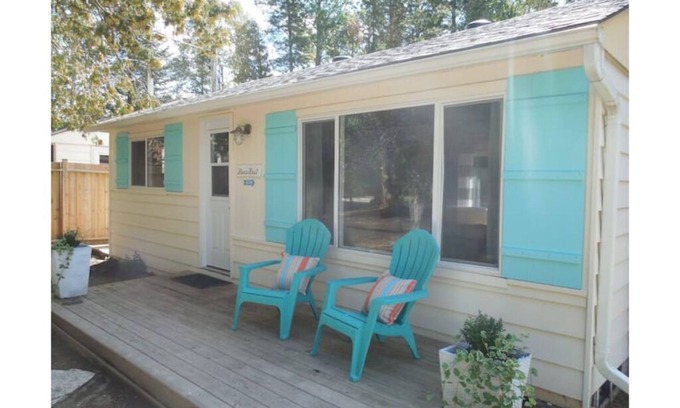 Sauble Beach Cabaña | Renovated 3 Bedroom vacation cottage! 2 minute walk to the Beach! SummerBreeze