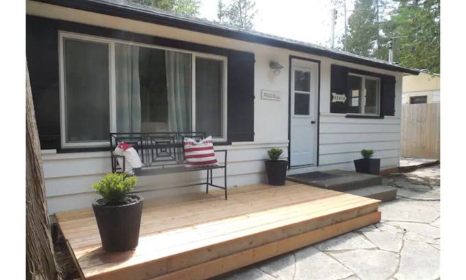 Sauble Beach Cabaña | Renovated 3 Bedroom 2 minute walk to the Beach! WhiteCaps