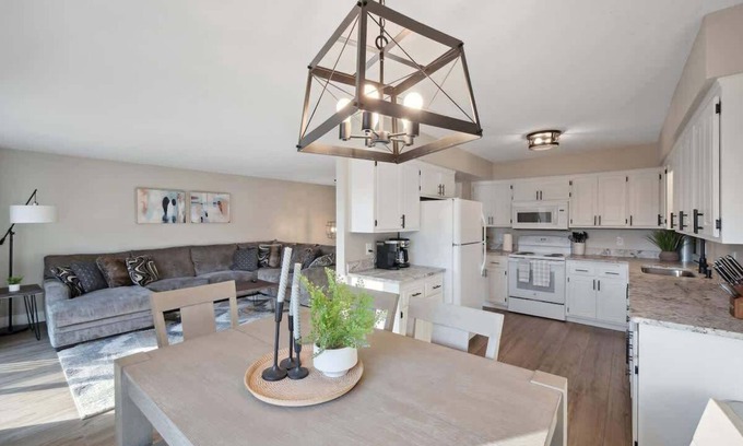 Brooklyn Park Casa | Renovated! 3BR 1.5BA King Beds! Mid term Rental ok