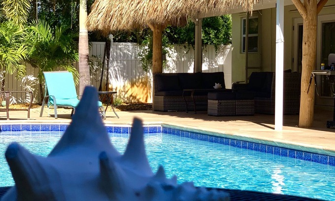 North Corals Casa | ¡Nuevo en el mercado! Reformado 3BR / 2BA con una gran piscina de agua salada climatizada y tiki bar