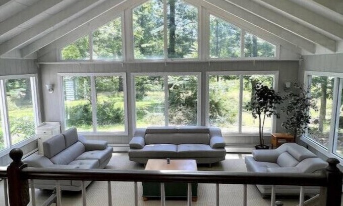 Blooming Glen Casa | Renovated 4/2 Country Home w/ Vaulted Family Room
