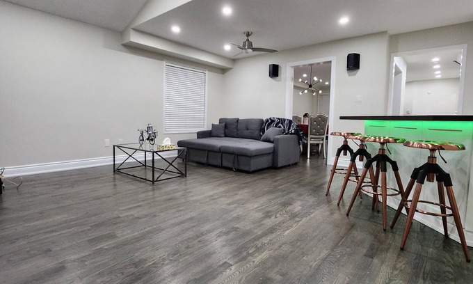 Mississauga Casa | Renovated 4-Bed Home with Party Basement in Heart of Mississauga & GTA