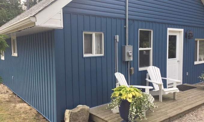 Sauble Beach Cabaña | Renovated 4 Bedroom 2 minute walk to beach!