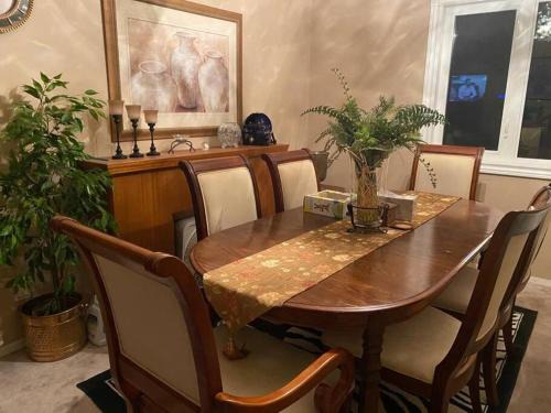Southeast Edmonton Casa | Renovated 4 bedrooms 20 sleeps Shopping Center