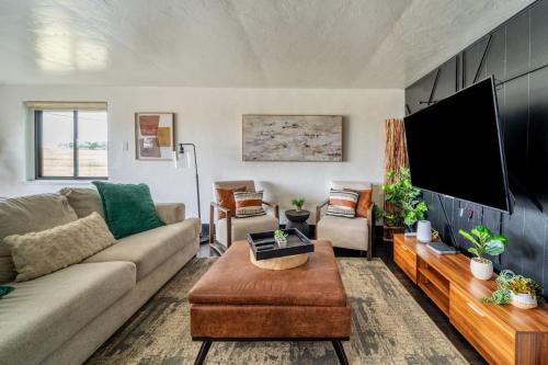 Westminster Casa | Renovated 4BR Escape Luxe Comfort and Hot Tub