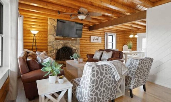 Prosperity Church Road Casa | Renovated 5BR/3BA Cabin w/ Rec Room
