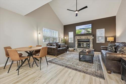 Lake Harmony Estates Casa | Renovated 6 bed Hot Tub Sauna Firepit & Beach