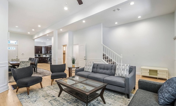 Grand Boulevard Casa | Renovated 6 Bedroom 5 Bathroom Home 10 Minutes from Downtown Chicago