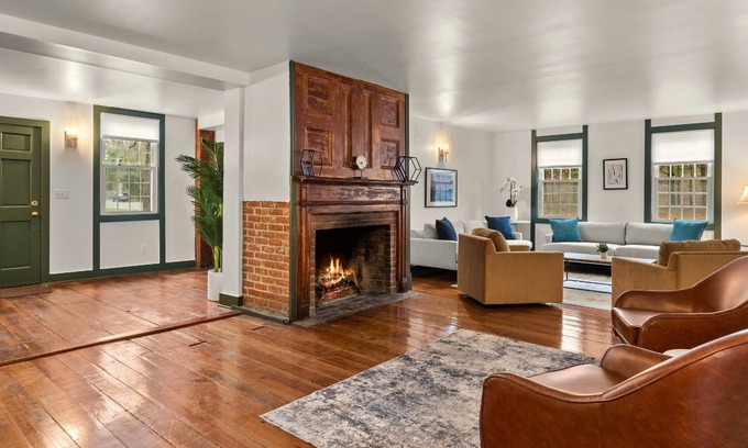 North Egremont Casa | Renovated 9-BR 1800s Inn 8-Min to Catamount