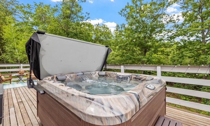 Alexandria Casa | Renovated Alexandria NH jacuzzi house~firepit! gameroom! dog friendly! fenced