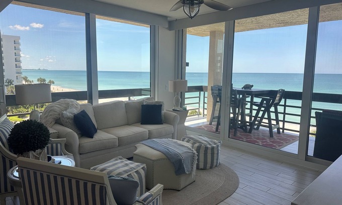 Longboat Key Condominio | Unidad de esquina de playa recientemente renovada en un complejo bien equipado.