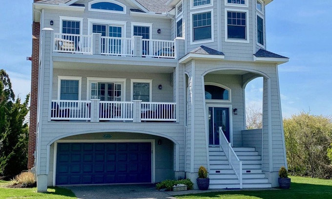 Admiral Estates Casa | Renovated and upgraded property just a short block to the beach.