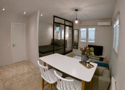 Kifisia Apartamento | Renovated apartment in Kifissia Center near Metro G25