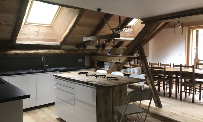 Vallouise-Pelvoux Apartamento | Renovated attic room in an old house in Vallouise