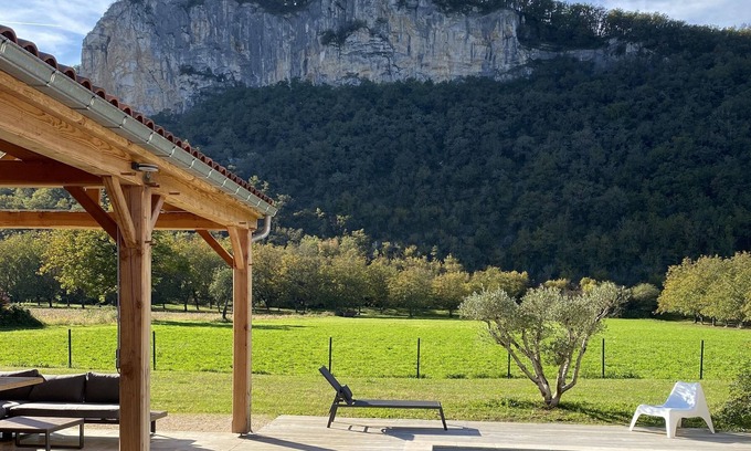 Saint Sozy Casa | Renovated barn with heated swimming pool and rock view