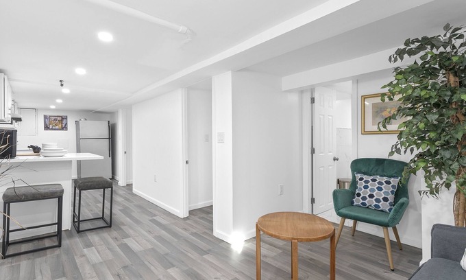 Elmont Apartamento | Renovated basement apartment minutes away from UBS arena