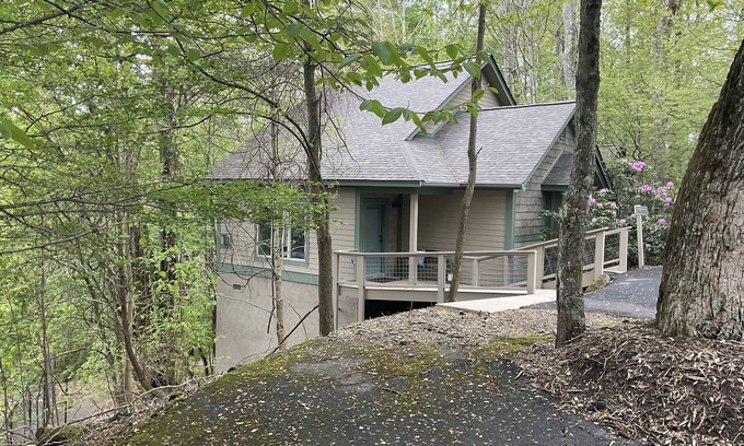 Boone Cabaña | Renovated Boone Deluxe Cottage with 2 bed 2 bath, sleeps 6 max, pet friendly