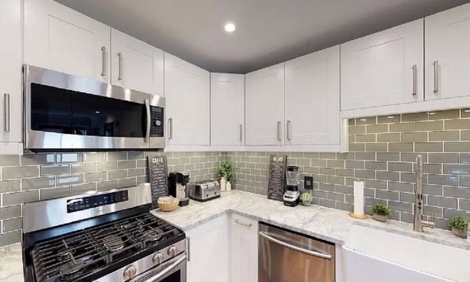 Vauxhall Condominio | Renovated, bright and sunny 2 Bedroom / 2 Bathroom w/ seperate Den/ office space