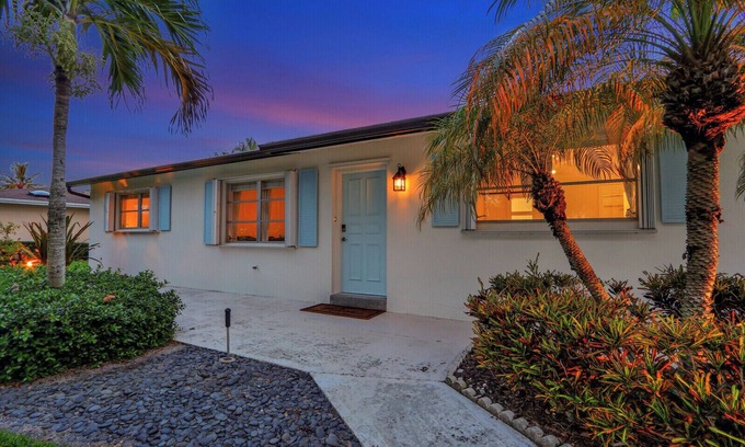 Florida North Atlantic Coast Casa | Renovated Bungalow with Pizza Oven and Hot Tub!