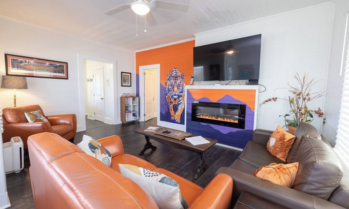 Seneca Casa | Renovated Bungalow 1 Block from Downtown Seneca! 7 miles from Clemson!