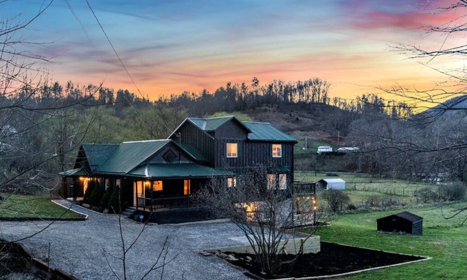 Roan Mountain Cabina | Renovated cabin with Jacuzzi 6 Acres on the river, family-friendly