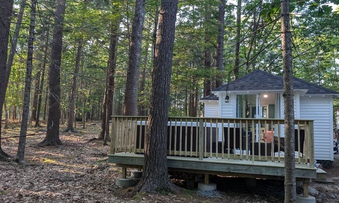 Bar Harbor Apartamento | Renovated Cabin WITH HOT TUB Tucked in Pines Cabin 9