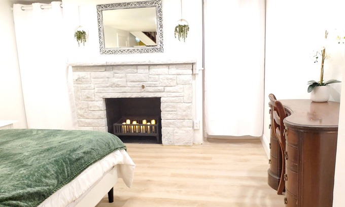 Madison Casa | 🪞 Renovated Cape Cod w/ King Bed ➕️ 🚲 trail proximity