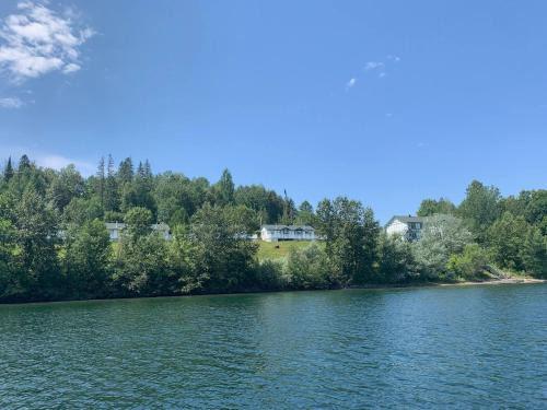 Bouchette Chalet De Esquí | Renovated chalet for rent in front of the lake
