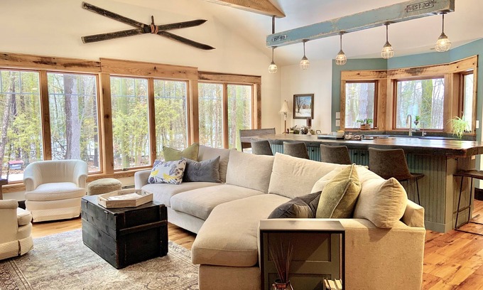 Jacksonport Casa | Renovated Charming Log Cabin on 4 Acres in Jacksonport