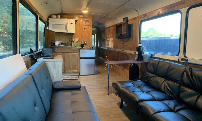 Ridgeland Casa | Renovated coach bus overlooking equestrian and plantation properties.