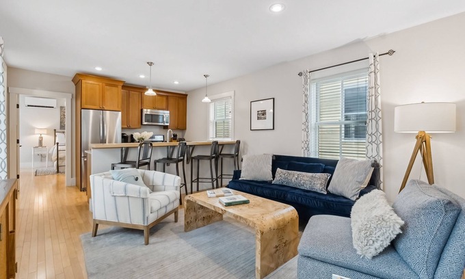 West End Condominio | Renovated condo with prime West End location, 2 en suite bathrooms, & HGTV style