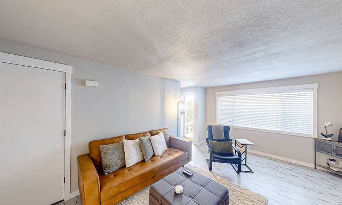 North Bend Condominio | Renovated condo with covered porch, grill, & private washer/dryer