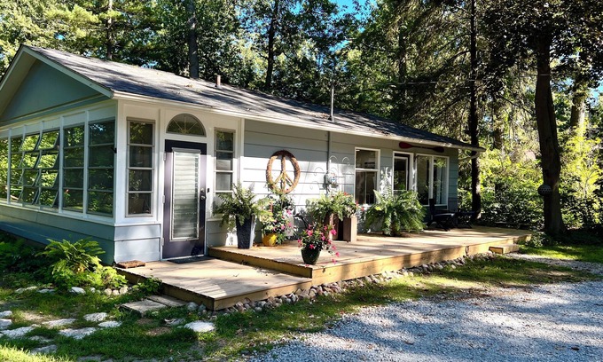 New Buffalo Casa | Renovated Cottage- Hot Tub, Close To Private Association Beach & EV Charger