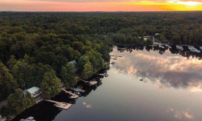 Catchacoma Cabaña | Renovated Cottage in the Kawarthas with Hot Tub & Pet Friendly