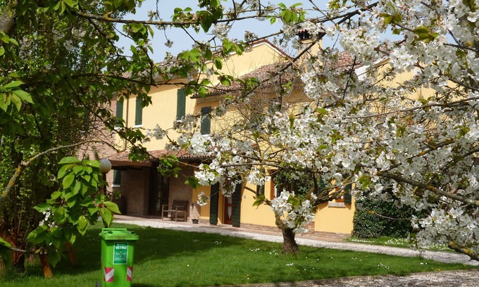 Bagnolo di Po Casa | Casa de campo reformada con 3 dormitorios, para 5 personas.